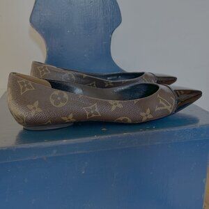 Louis Vuitton Monogram Leather Flats – Pointed Toe – Size 6.5